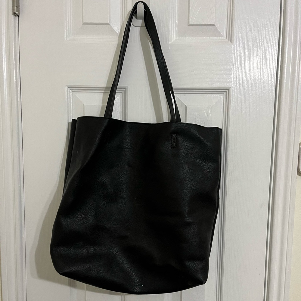 Simple black tote bag no brand listed